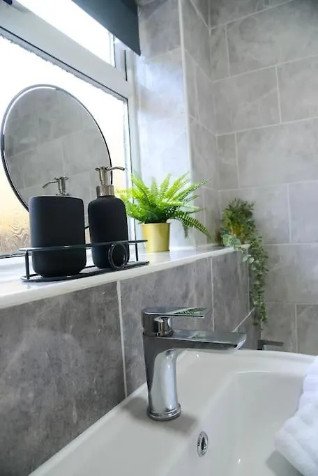 Delightful 2 Bed Town Centre House, Sleeps 4 Apartment Barnsley