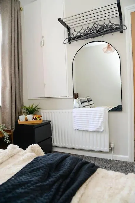 Delightful 2 Bed Town Centre House, Sleeps 4 Apartment Barnsley
