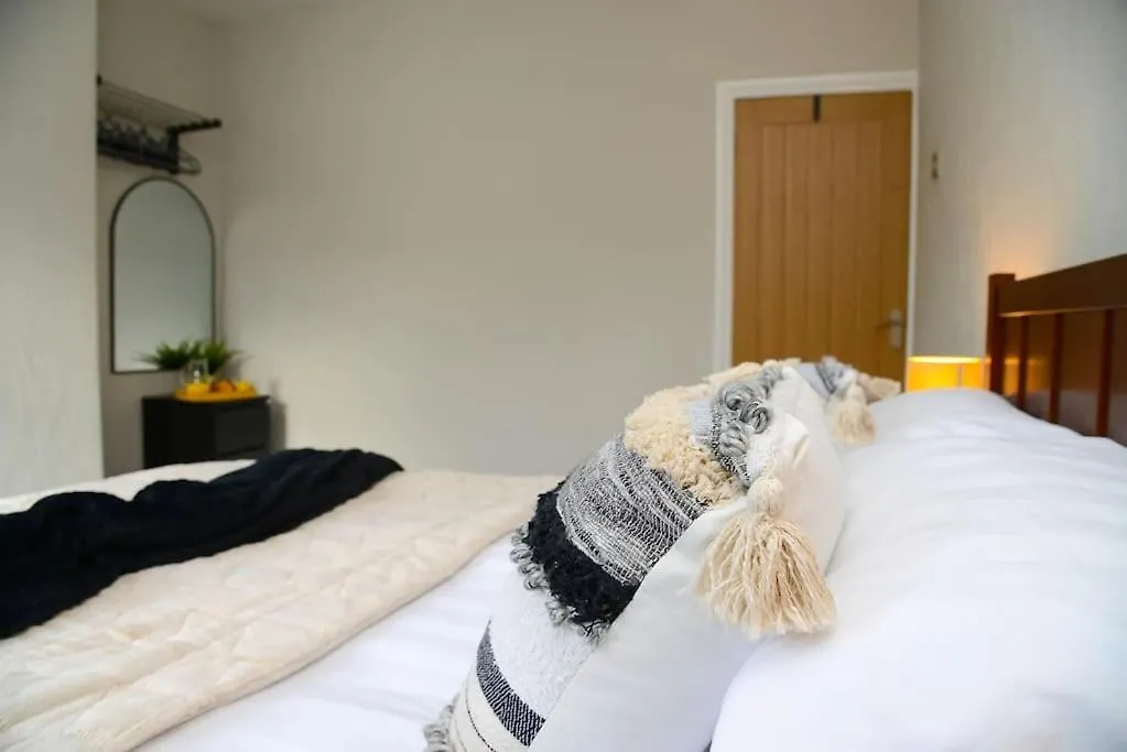 Delightful 2 Bed Town Centre House, Sleeps 4 Apartment Barnsley